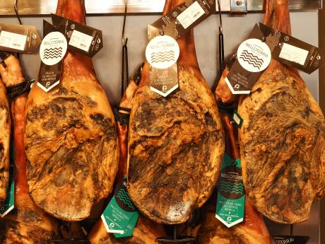 Tradiční šunka jamón serrano se někdy suší až dva roky
