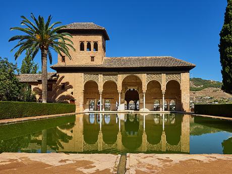 Výzdoba některých budov Alhambry patří ke skvostům světového umění