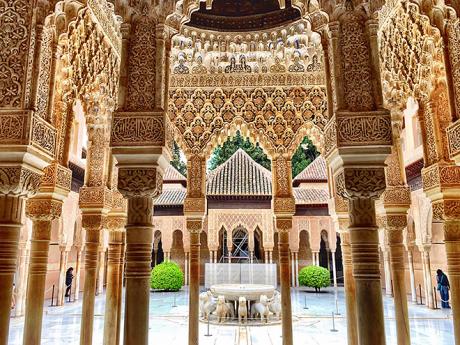Výzdoba Alhambry v některých částech evokuje orientální pohádky