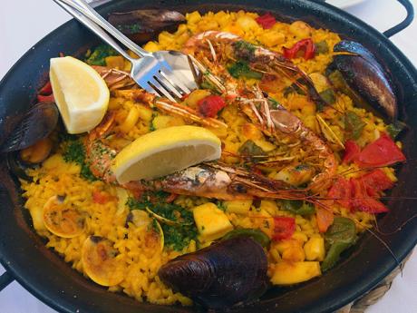Jednou ze španělských specialit je paella s plody moře