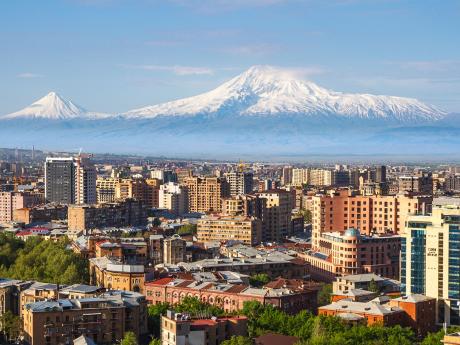 Za dobré viditelnosti se hora Ararat tyčí nad Jerevanem
