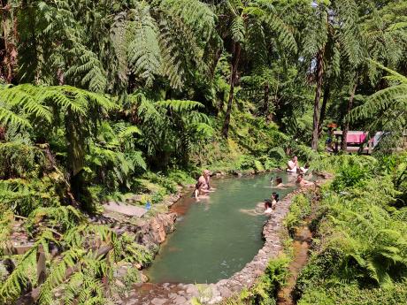 Termální bazénky Caldeira Velha leží mezi hustou vegetací obřích kapradin