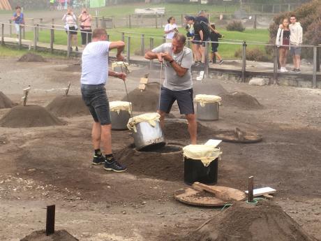 Vytahování cozida, které se "vaří" zhruba sedm hodin pod zemí