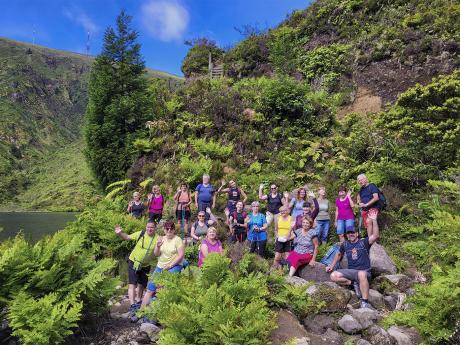 Účastníci zájezdu zdraví od&nbsp;kráterového jezera Lagoa do&nbsp;Fogo