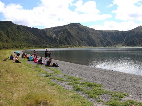 Přestávka na pláži na dně kráteru u jezera Lagoa do Fogo