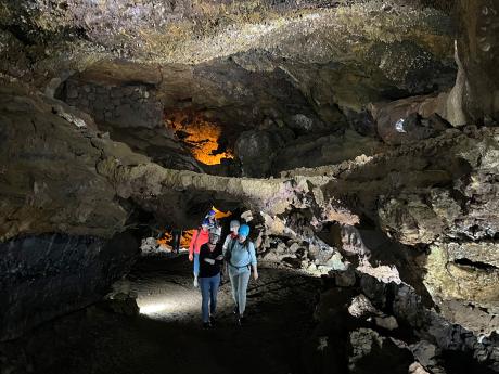 Chodba sopečné jeskyně Gruta do Carvão