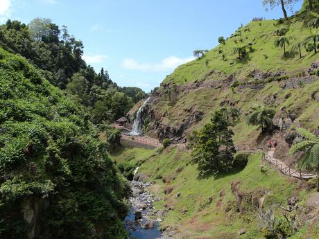 Ribeira dos Caldeirões tvoří mimo jiné několik vodopádů na okolních svazích