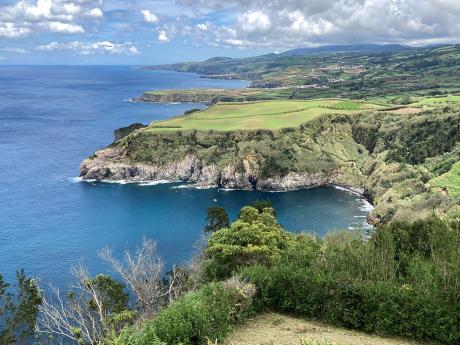 Výhled na severní útesy ostrova São Miguel z mysu Santa Íria
