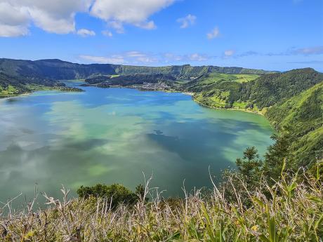Kalderu Sete Cidades vyplňuje modré jezero Lagoa Azul