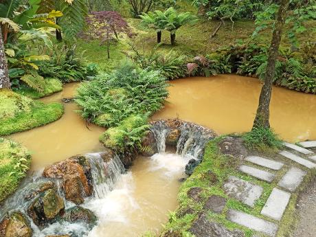 Okrově zbarvená jezírka v botanické zahradě Terra Nostra