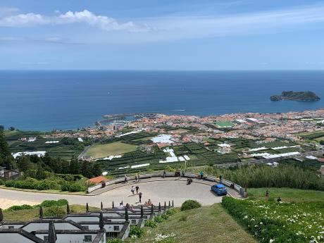 Výhled na městečko Vila Franca v pozadí s ostrůvkem Ilhéu da Vila