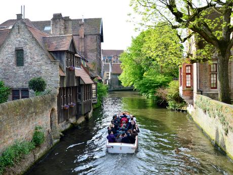 V Bruggách nesmí návštěvník minout plavbu loďkami po kanálech