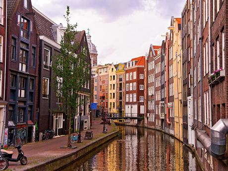 Amsterdam je prokřižovaný kanály