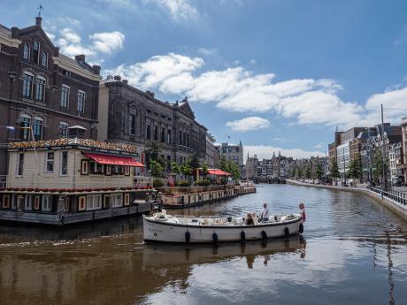 Příjemný způsob, jak si prohlédnout Amsterdam, je z paluby výletní lodi