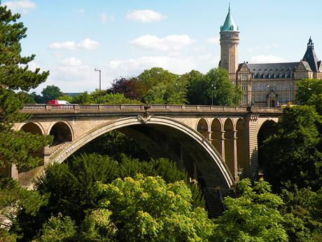 Slavný most Pont Adolphe překlenující údolí řeky Pétrusse v Lucemburku