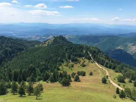 Pohoří Bukovik skrývá velké množství krasových jevů, roklí a kaňonů