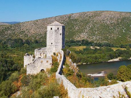 Středověký hrad ve městečku Počitelj stojí vysoko nad řekou Neretvou