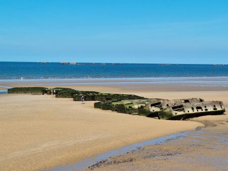 Zbytky pontonových mostů dodnes připomínají vylodění v Normandii