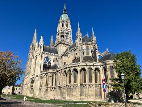 Gotická katedrála Notre Dame v Bayeux vás uchvátí exteriérem i interiérem