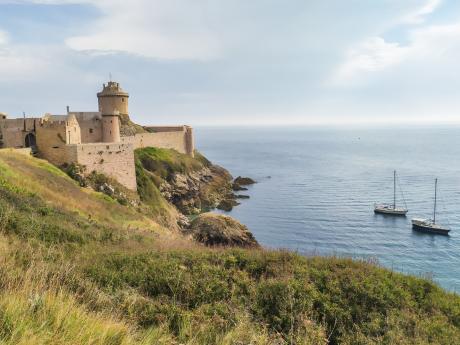 Pevnost Fort La Latte, ve které se natáčel film Vikingové