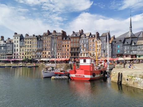 Přístav Honfleur zdobí původní domky ze 17. a 18. století