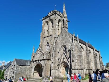 Kostel svatého Ronana v Locronanu ze žulových kamenů