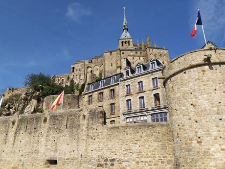 Mohutné hradby opatství Mont-Saint-Michel