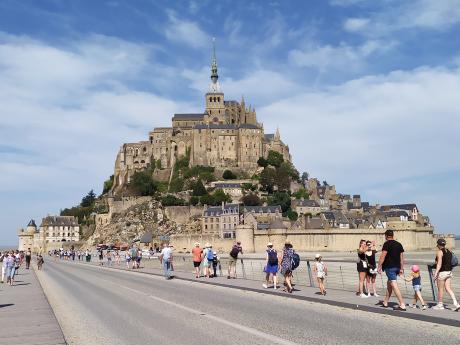 Opatství Mont Saint-Michel leží na 80 m vysokém přílivovém ostrově