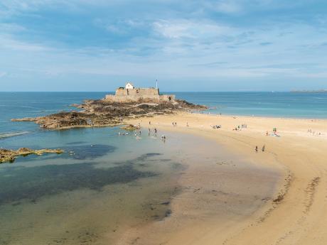 Pevnost Fort National leží na přílivovém ostrově u opevněného města Saint-Malo