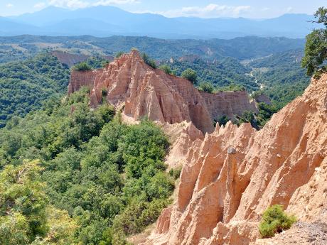 Pískovcové přírodní útvary zvané Melnické pyramidy