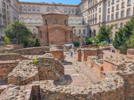 Římská rotunda sv. Jiří ze 4. století je nejstarší dochovanou stavbou v Sofii