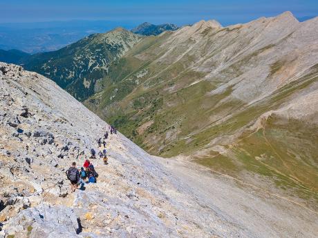 Sestup z vápencového vrcholu Vichren v bulharském pohoří Pirin
