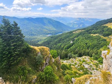 Pohled z vyhlídky Bendovac na Biogradsko jezero