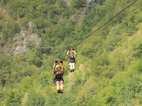 U mostu Đurđevića Tara lze zažít adrenalin v podobě zip-line
