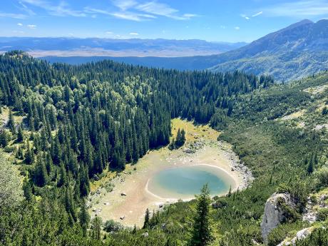 Pohled ze stolové hory na durmitorské jezero Jablan