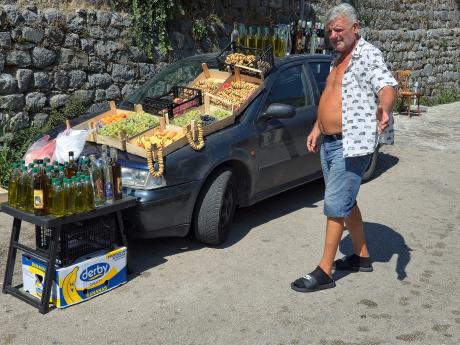 Na Balkáně můžete koupit místní produkty i z kapoty auta