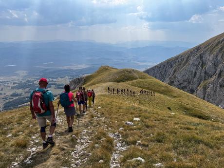 Skupinka turistů při sestupu z vrcholu Savin kuk