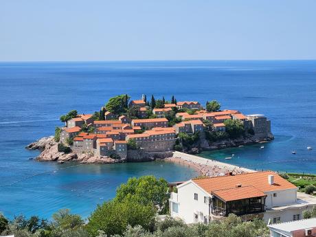 Fotopauza u skalnatého ostrůvku Sveti Stefan