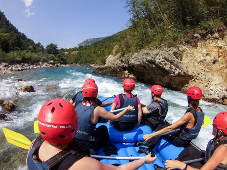 Rafting na peřejkách horské řeky Tary