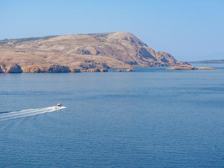 Během lodního výletu uvidíte skalnaté pobřeží ostrůvků v NP Kornati