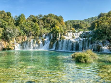 Národní park Krka je soustava peřejí, kaskád a vodopádů