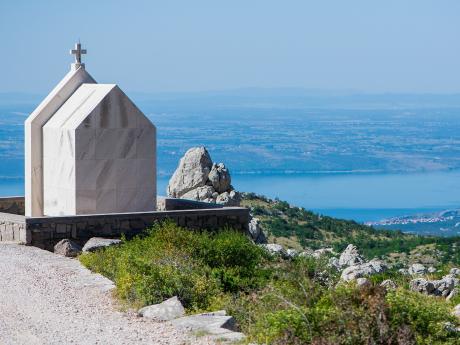 Malebnou kapličku můžete zahlédnout během túry v masivu Tulove Grede