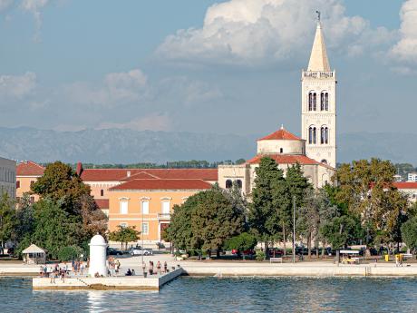Chrám sv. Donáta v Zadaru při pohledu z lodi