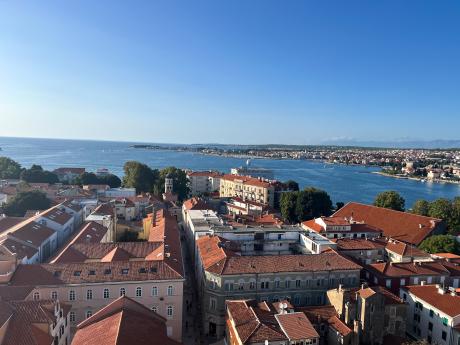 Výhled na střechy historického města Zadaru