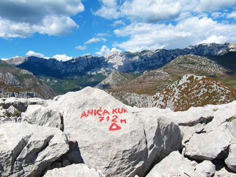Náročný výstup na vrchol Aniča Kuk odmění krásným výhledem do okolí