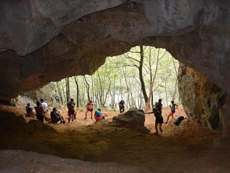 Průzkum jedné z jeskyní v národním parku Paklenica