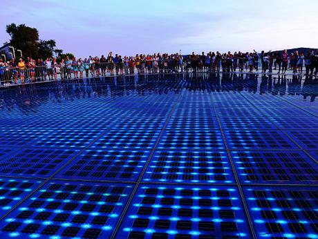Instalace "Pozdrav slunci" spouští ve večerním Zadaru magickou hru světel