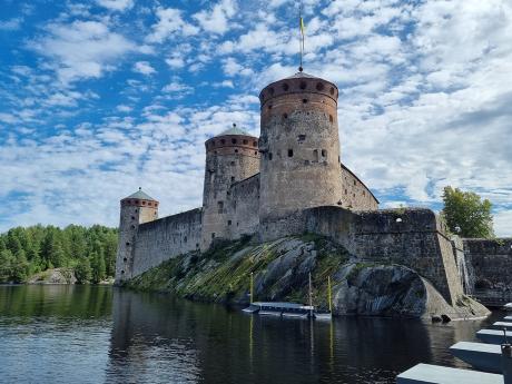 Středověký hrad Olavinlinna ve městě Savonlinna leží na ostrůvku mezi jezery