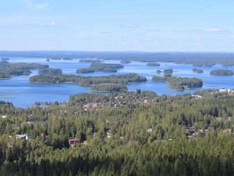 Výhled z vyhlídkové věže Puijo ve městě Kuopio na okolní lesy a jezera