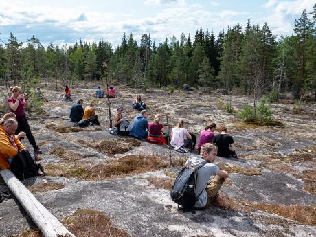 Pauza na kamenné mýtině během túry v parku Nuuksio nedaleko Helsinek